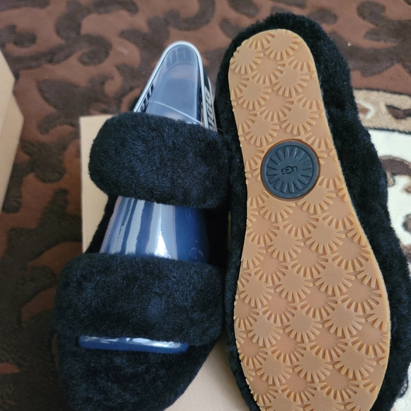 UGG slides (W OH YEAH) - Picture 3 of 5